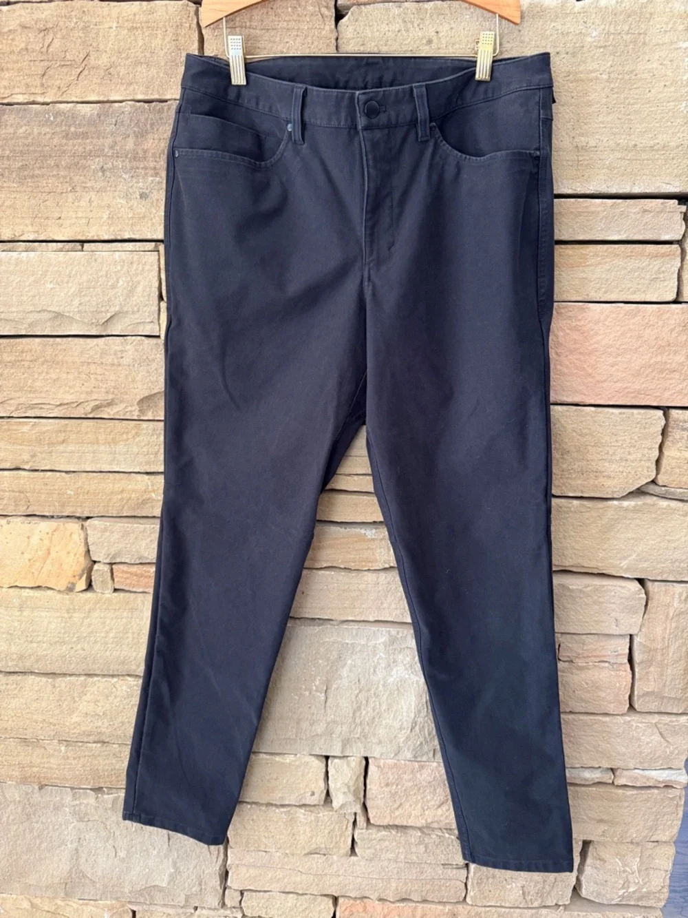 Lululemon black ABC pants in Utilitech fabric. 33 waist